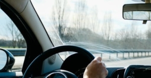 leerling in auto op snelweg leerling in auto op snelweg